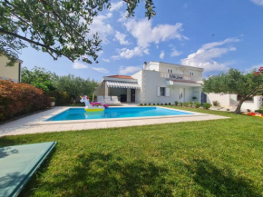 Romantična villa Lucija sa grijanim bazenom